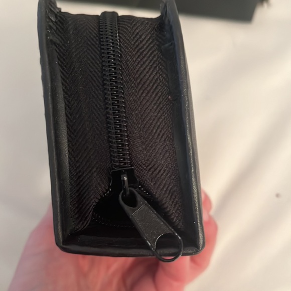 BLOOMINDALES TRAVEL SHOE SHINE KIT/ brush, sponge, brown&bkack - Picture 7 of 8